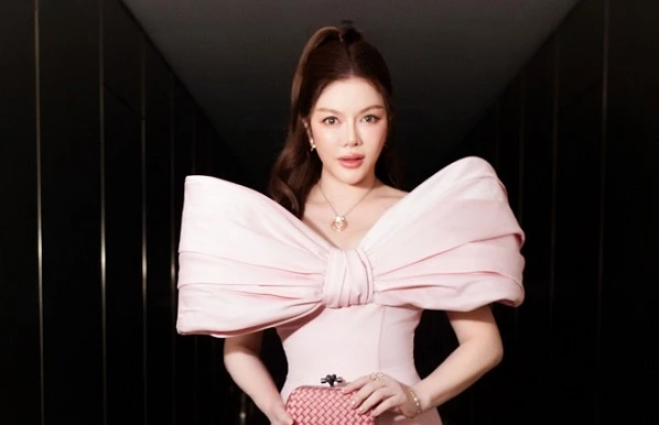 Lý Nhã Kỳ diện váy nơ xinh như công chúa trên thảm đỏ
