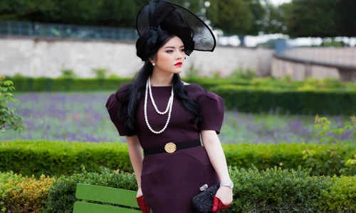 Lý Nhã Kỳ kiêu sa với nón đội kiểu công nương