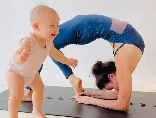 Mẹ Hồ Ngọc Hà tập yoga, khoe body tuổi 64 bên hai cháu