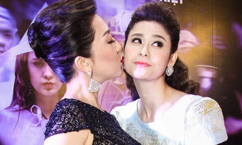 MC Kỳ Duyên hôn Trương Quỳnh Anh trên thảm đỏ