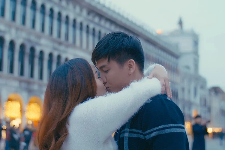Ngọc Anh và “tình tin đồn” Tô Minh Đức hôn nhau say đắm ở Venice
