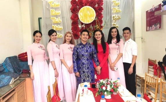 Tuyết Lan hạnh phúc trong lễ ăn hỏi với bạn trai doanh nhân