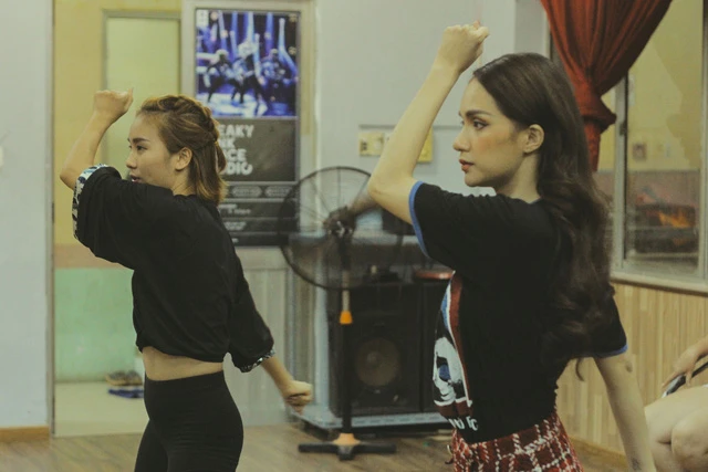 Hậu trường luyện tập của Hương Giang Idol tại Hoa hậu Chuyển giới