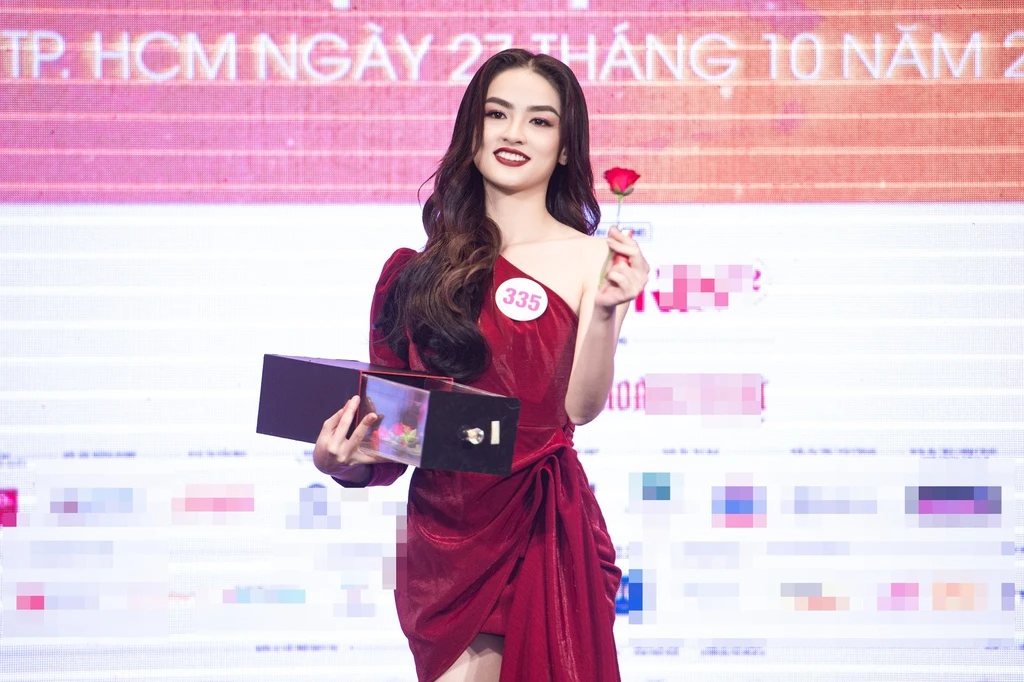 Bất ngờ tài năng ca hát, ảo thuật của thí sinh Hoa hậu Việt Nam
