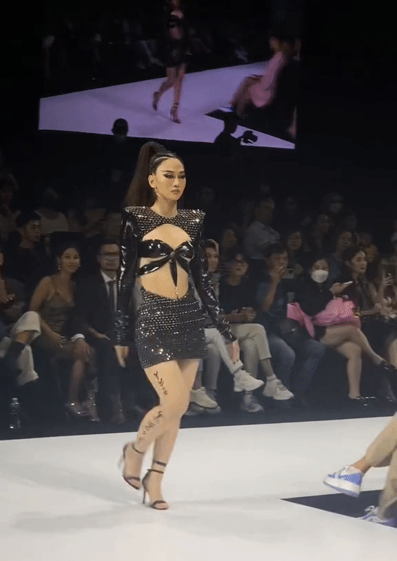 Lê Bống catwalk là chủ đề luôn gây tranh cãi dữ dội trên MXH. Trước đó, cô còn nhận nhiều ý kiến chỉ trích khi xuất hiện tại sàn diễn thời trang Vietnam International Fashion Week 2022 với kinh nghiệm người mẫu chỉ ở mức "mầm non". Nhiều ý kiến cho rằng với chiều cao 1m67, Lê Bống không thích hợp trở thành người mẫu hay Hoa hậu.