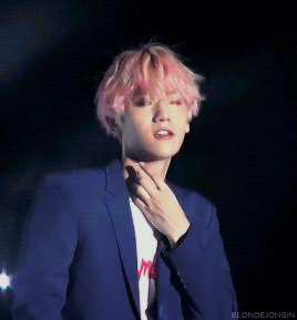 Rất nhiều nghệ sĩ Kpop cũng gặp phải sự cố dở khóc dở cười tương tự.