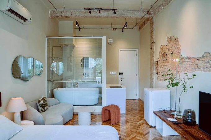 Căn hộ studio đẹp xuất thần với gam màu trung tính, vật liệu gỗ