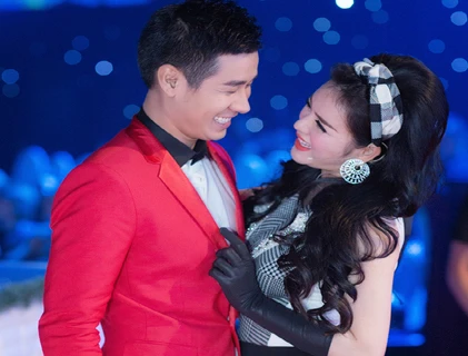 Lý Nhã Kỳ bất ngờ lả lơi với MC Nguyên Khang