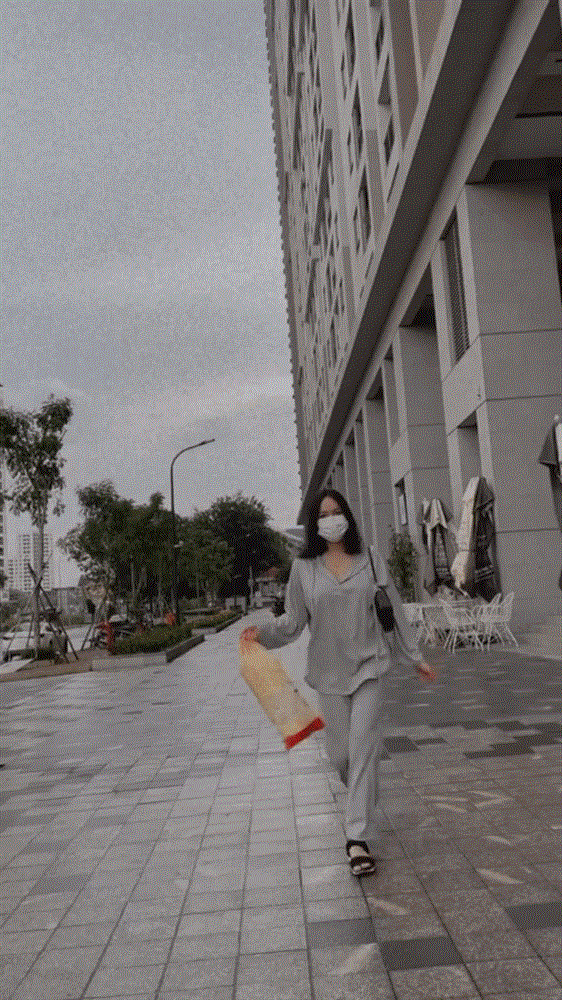 "Đi siêu thị dưới nhà sẵn nhảy 1 điệu 'Money' ủng hộ thành viên nhóm mình nè", Diệu Nhi chia sẻ. Dưới clip, rất nhiều người cũng nhận ra chi tiết này: "Vòng 1 nói lên tất cả", "Cái dáng nàu là dáng mới đẻ nè", "Mẹ bỉm không sai vào đâu được"...