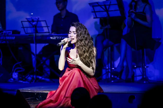 Kim Lý đắm đuối ngắm Hồ Ngọc Hà không rời mắt