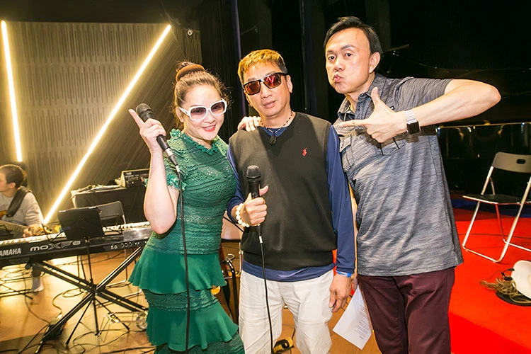 Như Quỳnh tạo dáng nhí nhảnh bên Trường Vũ, Chí Tài