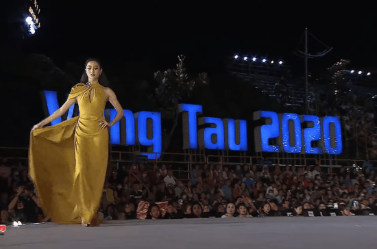 Diện đầm xẻ cao tít tắp, Hoa hậu Lương Thùy Linh catwalk để lộ vòng 3 hớ hênh trước ống kính khi nắm tà váy trình diễn.