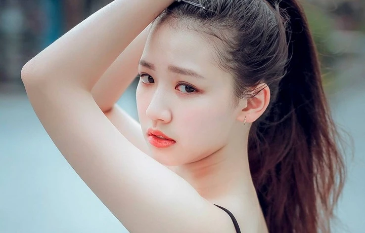 Nhan sắc trẻ trung gây mê của nữ chính MV "Hongkong1"