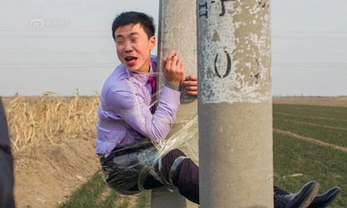 Chú rể bị trói cứng vào cột điện không thể động phòng