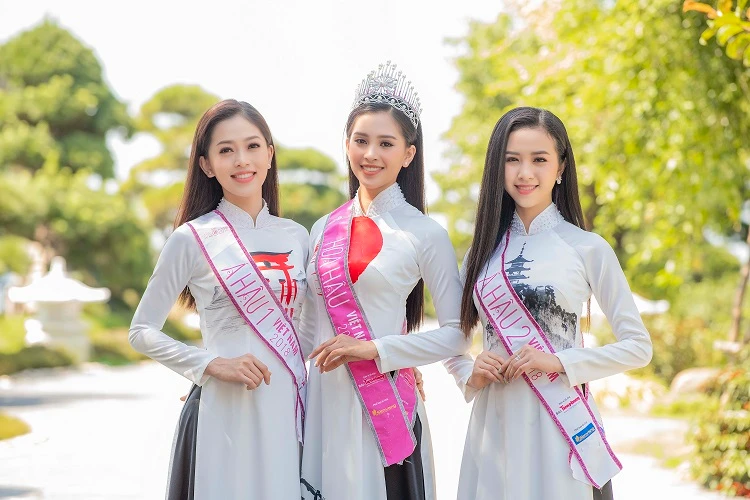 Trần Tiểu Vy, Phương Nga đẹp nao lòng khi trở lại Hạ Long