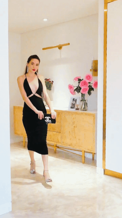Bộ đầm thứ tư xẻ ngực cực sâu, khoét eo siêu bạo nên "chống chỉ định" đối với các cô nàng ngực lép hay eo bánh mì.