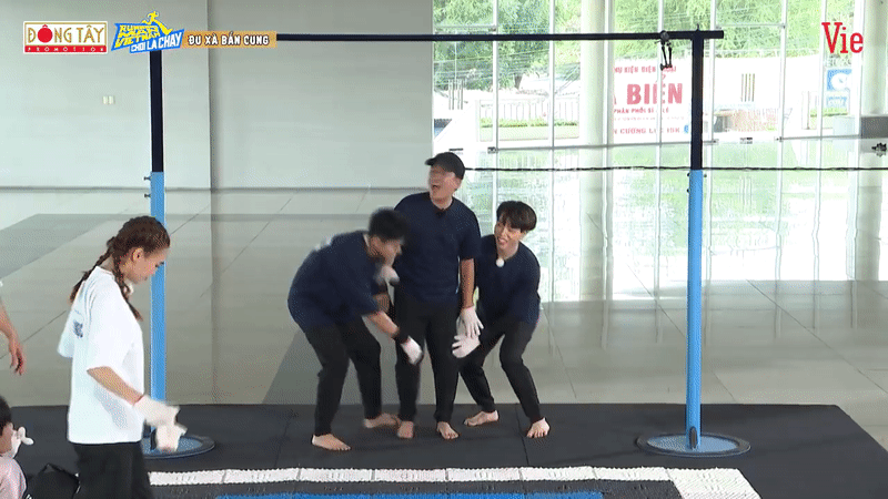 br/> Sau tập 1, dàn cast Running Man Việt đã bắt đầu bước vào những thử thách chính thức của chương trình. Trong tập 2, màn tương tác giữa các thành viên khiến khán giả không thể nhịn cười.