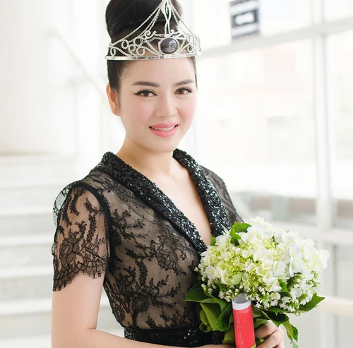 Lý Nhã Kỳ mặc áo xẻ ngực khoe vương miện Đại sứ