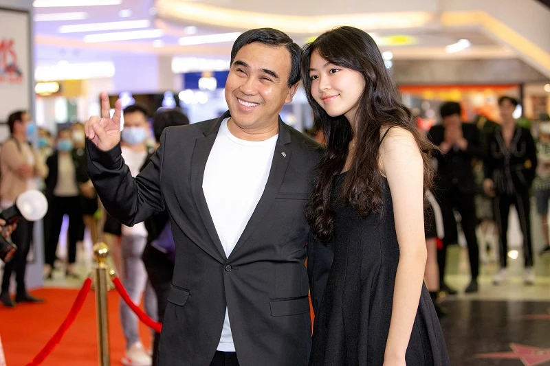 MC Quyền Linh đưa con gái xinh như hoa hậu đi sự kiện