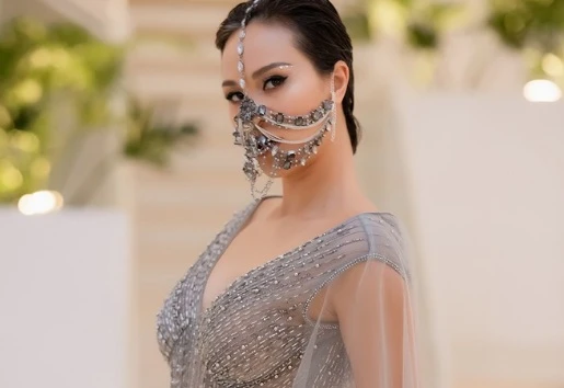 Phương Mai mặc xuyên thấu, đeo khẩu trang đính đá độc lạ