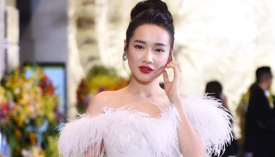 Nhã Phương diện váy trắng xinh như cô dâu trên thảm đỏ