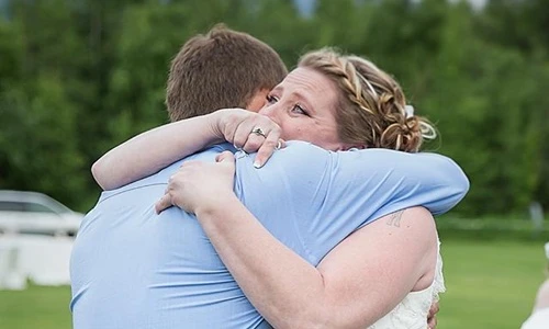 Chuyện lạ hôm nay: Ngày cưới, cô dâu nghẹn ngào ôm trai lạ và sự thật