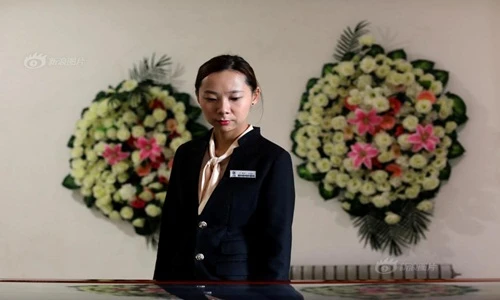Rợn người nghề trang điểm xác chết của cô gái trẻ