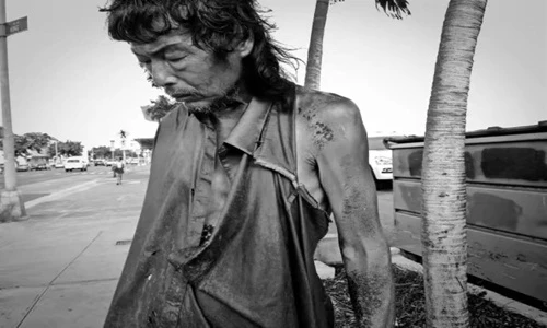 Chụp ảnh người lang thang, cô gái khóc hết nước mắt khi thấy điều này
