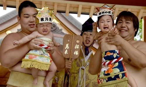 Lạ đời cha mẹ còn phải trả tiền để võ sĩ làm con khóc