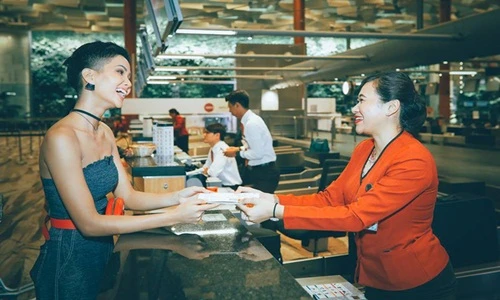 Đăng quang lâu lắm H'Hen Niê mới sở hữu thêm chiếc túi hàng hiệu