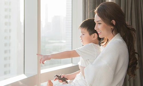 MC Quỳnh Chi hạnh phúc gặp lại con trai ở Mỹ