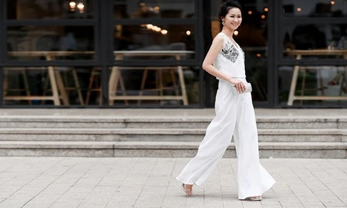 Ngắm Hoa hậu Dương Thùy Linh đẹp mong manh trên phố