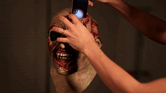 Cách sử dụng smartphone dọa bạn bè khóc thét dịp Halloween