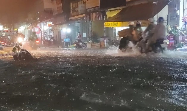 Đường phố TPHCM ngập nặng sau cơn mưa lớn