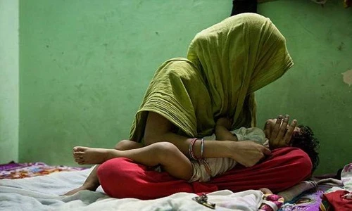 Con gái khóc thét ngoài cửa, mẹ chạy ra và thấy sự thật kinh hoàng