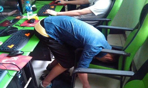 Tư thế ngủ “không cần quy củ” của các game thủ