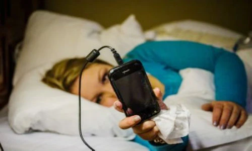 Dùng điện thoại trước khi ngủ gây hại cho não thế nào?