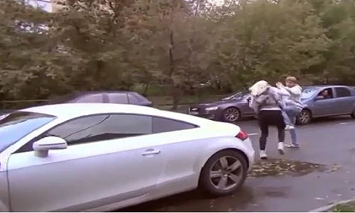 Gái trẻ đi Audi vượt đèn đỏ còn hung hăng đánh người
