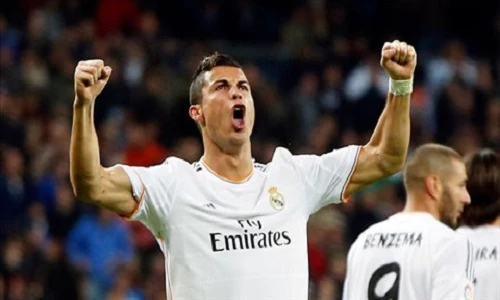 Hành động đẹp của Ronaldo với fan nhí sau khi rời sân
