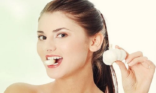 7 cách khử mùi hôi miệng sau khi ăn tỏi