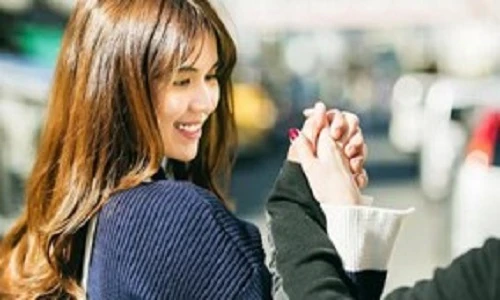 Hậu chia tay Hoàng Kiều, Ngọc Trinh xem đường chỉ tay tình duyên