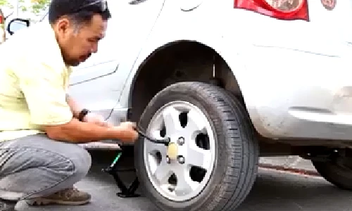 Cách thay lốp ô tô cực nhanh trong 5 phút 