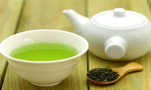 Hãi hùng trà thiên nhiên ngậm đầy thuốc trừ sâu, chất độc hóa học