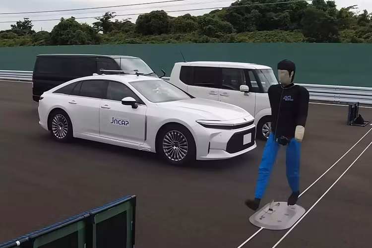 Riêng tại thị trường Bắc Mỹ, Toyota chỉ phân phối các phiên bản Crossover và Estate. Năm 2025 cũng là cột mốc kỷ niệm 70 năm ra đời dòng xe Crown.