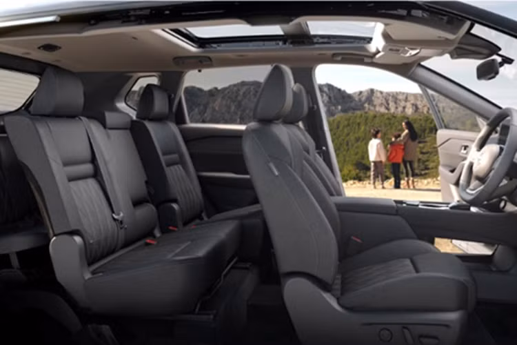 Về kích thước, X-Trail thế hệ mới có chiều dài 4.660 mm, rộng 1.840 mm, cao 1.720 mm và chiều dài cơ sở 2.706 mm, kích thước này có phần tăng nhẹ so với thế hệ tiền nhiệm. Xe được thiết kế với cấu hình 7 chỗ ngồi (3 hàng ghế), đáp ứng nhu cầu sử dụng gia đình hoặc dịch vụ cao cấp.
