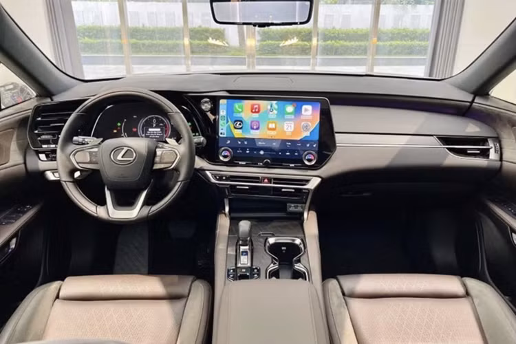 Bên cạnh đó, hệ thống chế độ lái thuần điện (EV Mode) giúp xe có thể di chuyển trong đô thị một cách yên tĩnh và không phát thải.Sự phân hóa giữa hai phiên bản RX 350h không chỉ nằm ở mức giá mà còn thể hiện qua trang bị tiện nghi.