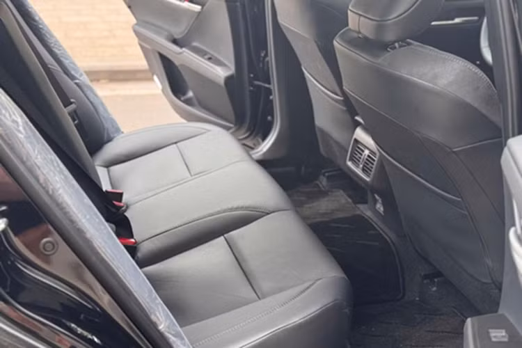 Tương tự thế hệ cũ, xe cũng được trang bị hệ thống an toàn chủ động Toyota Safety Sense. Tuy nhiên, xe đã có thêm hệ thống hỗ trợ ra khỏi xe an toàn và phanh hỗ trợ đỗ xe mới.