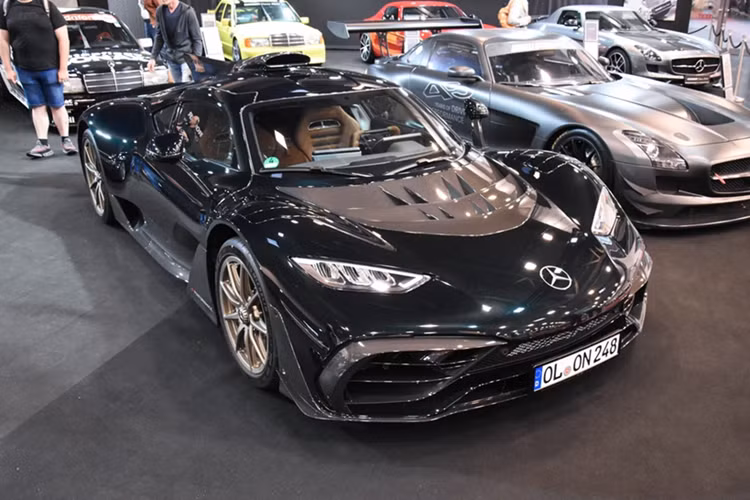 Trái tim của mẫu hypercar này là động cơ V6 1.6L tăng áp, loại máy được lấy trực tiếp từ xe đua F1 và tinh chỉnh lại để sử dụng hợp pháp trên đường phố. Động cơ đốt trong sản sinh công suất 574 mã lực, kết hợp với 4 mô-tơ điện đặt ở trục khuỷu, bộ tăng áp và cầu sau, mang lại tổng công suất lên tới 1.063 mã lực.