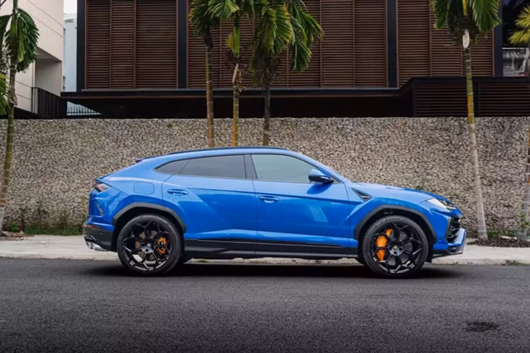 Hãng siêu xe Lamborghini trang bị đến 6 chế độ lái cho siêu SUV Urus và gọi là Anima. Ngoài 3 chế độ lái quen thuộc trên các siêu xe như Strada (đường phố), Sport (thể thao), Corsa (đường đua), siêu SUV Urus còn có thêm 3 chế độ lái khác là Sabbia (đường cát), Terra (việt dã) và Neve (tuyết).