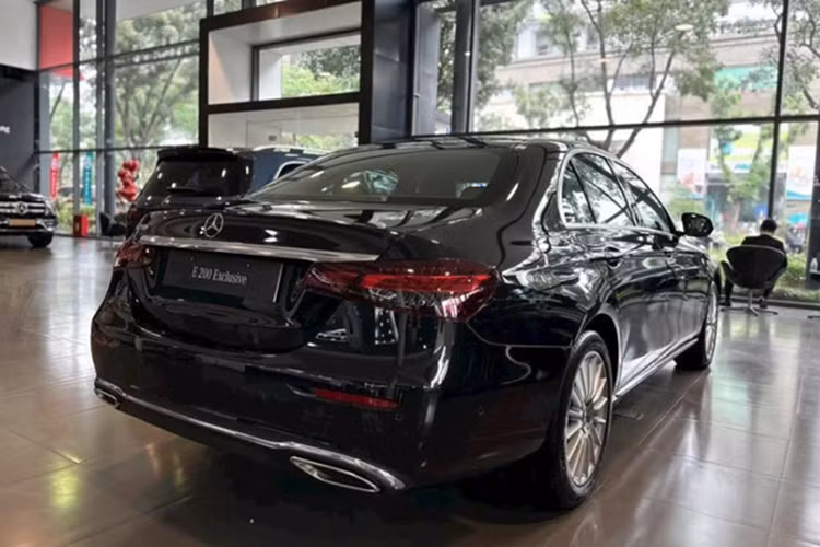 Lưu ý, toàn bộ các xe E-Class đang được ưu đãi đều thuộc năm sản xuất 2023, tức đã ra mắt thị trường hơn một năm. Đây là bản nâng cấp của thế hệ hiện tại, từng được giới thiệu tại Việt Nam từ năm 2021.